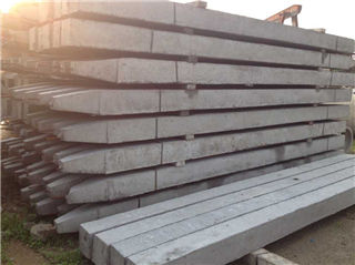 等待裝運的預(yù)制混凝土方樁