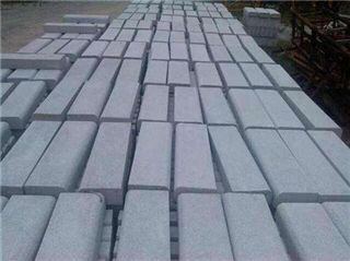 等待出廠的廣州邦堅(jiān)混凝土路側(cè)石