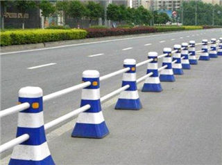 藍白相間的水泥隔離墩