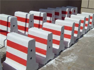紅白相間的水泥隔離墩