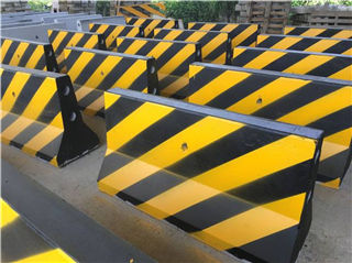 廣州邦堅生產(chǎn)的水泥隔離墩