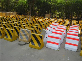 廣州邦堅(jiān)生產(chǎn)的水泥防撞墩