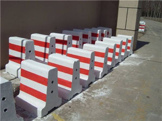 紅白相間的水泥防撞墩