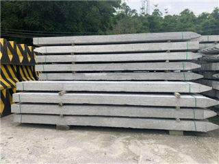 堆放整齊的水泥方樁