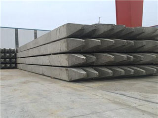 堆放的預(yù)制混凝土方樁