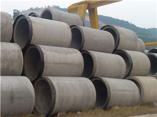 正在運(yùn)往貨車(chē)的大頭水泥管