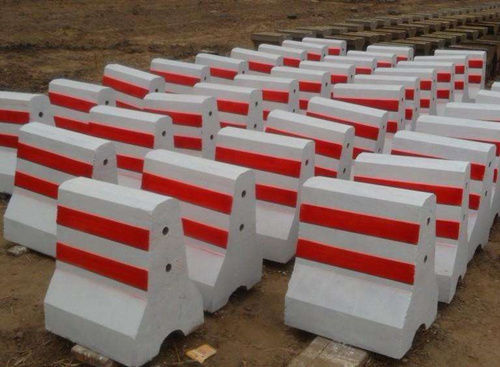 深圳水泥隔離墩的優(yōu)勢(shì)分析(圖1) 水泥隔離墩的優(yōu)勢(shì)