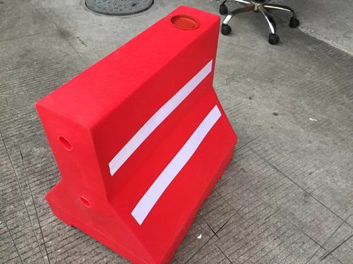 注水隔離墩的優(yōu)點以及注意事項(圖1) 注水隔離墩的優(yōu)點以及注意事項