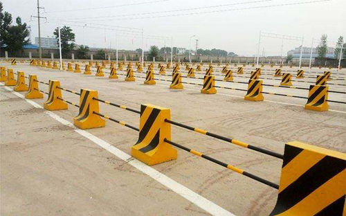 廣州公路水泥隔離墩的應(yīng)用場景