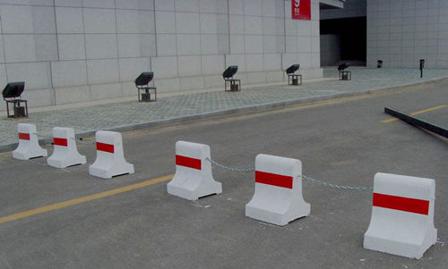 佛山水泥墩設(shè)置在人行道上需要注意的事項(xiàng)