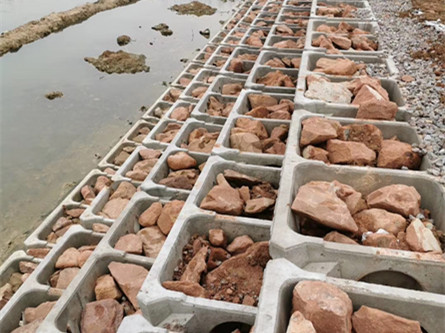 安裝完成并放置石頭的護(hù)坡生態(tài)框