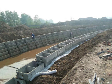 工人正在安裝河道生態(tài)框