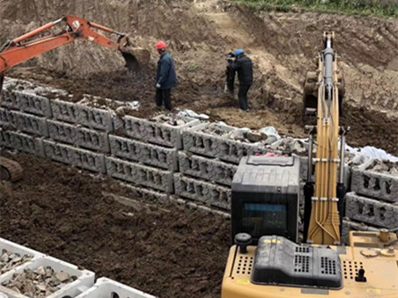 挖土機(jī)正在給階梯生態(tài)框挖坑