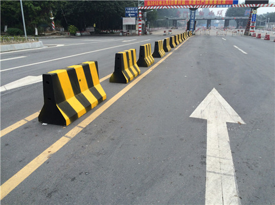 將高速公路進行隔離的混凝土隔離墩