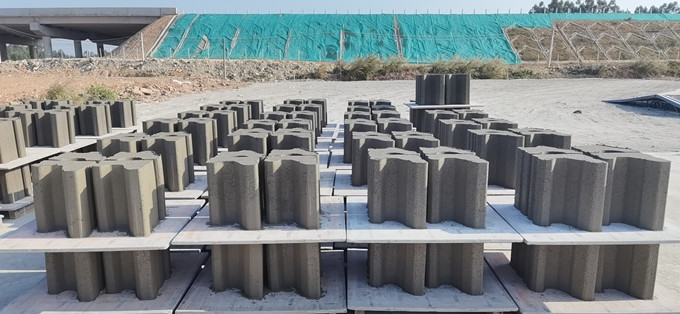 即將發(fā)往異地的大型生態(tài)磚